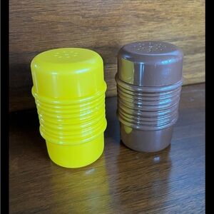 Vintage Rubbermaid Melamine Ribbed Salt & Pepper Shakers Yellow/Gold Brown